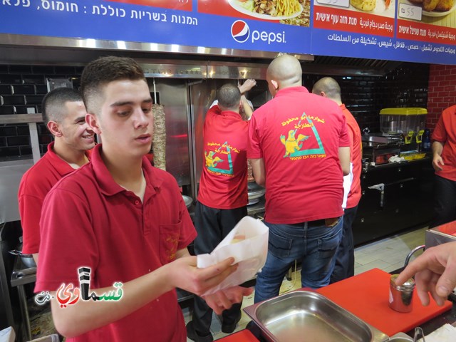فيديو - كفرقاسم : المئات من اهالي كفرقاسم يشاركون في افتتاح مطعم ومأكولات ابو محفوظ 